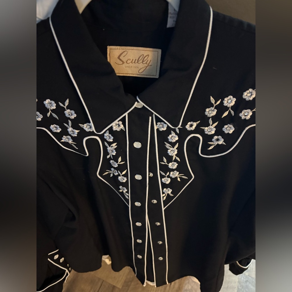 Scully black pearl snapped shirt